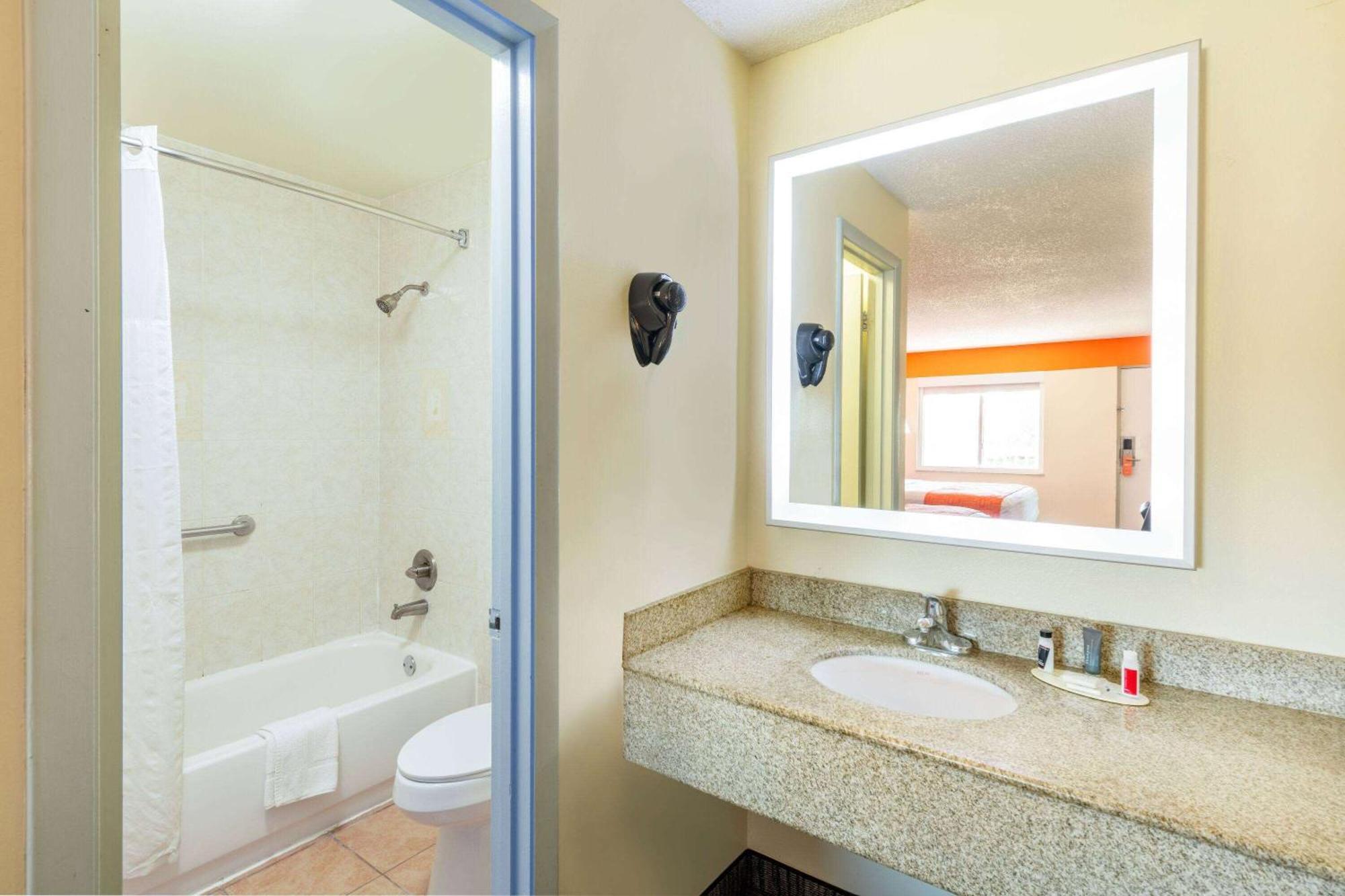 Howard Johnson By Wyndham Vero Beach/I-95 Bagian luar foto