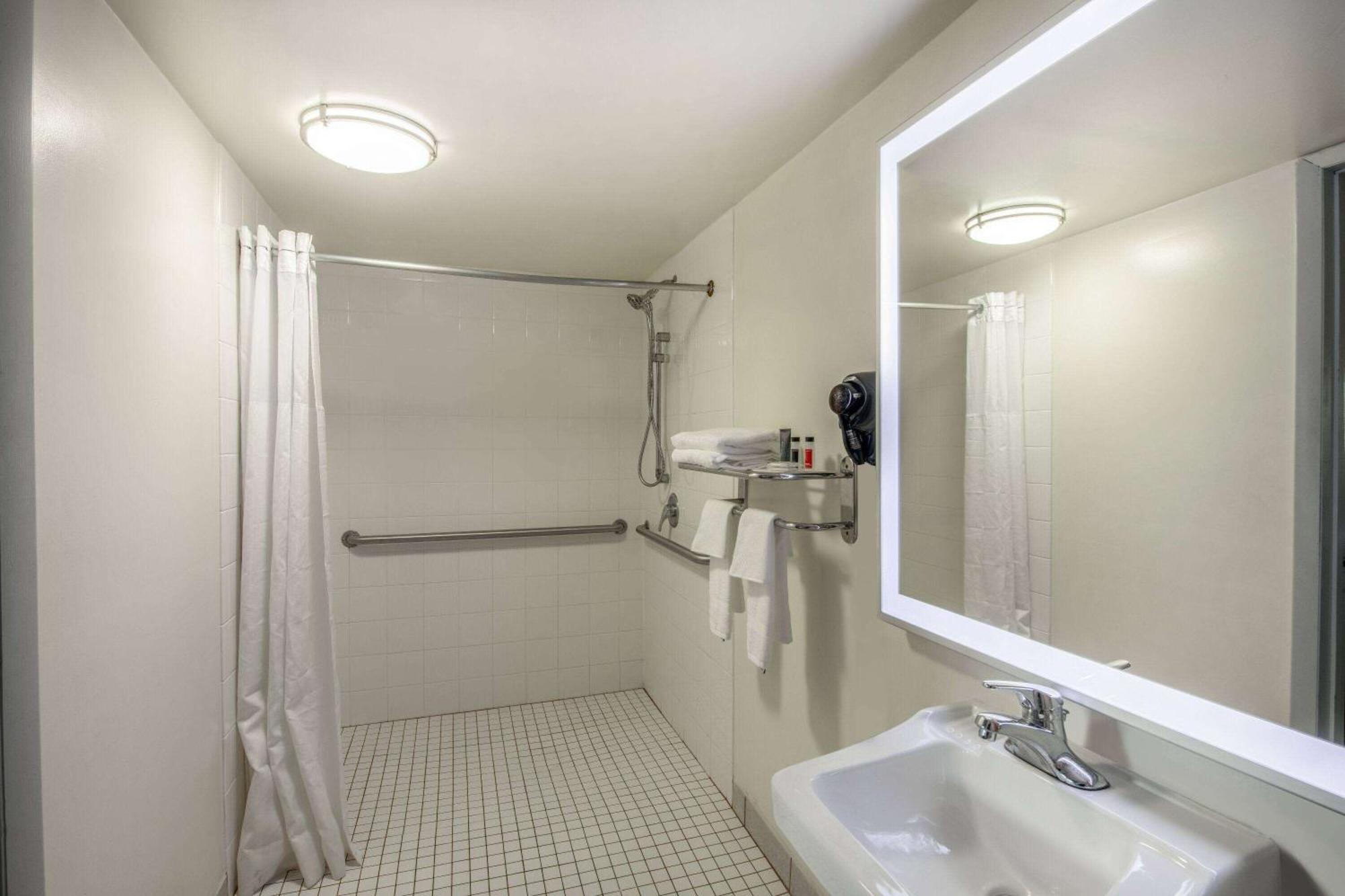 Howard Johnson By Wyndham Vero Beach/I-95 Bagian luar foto