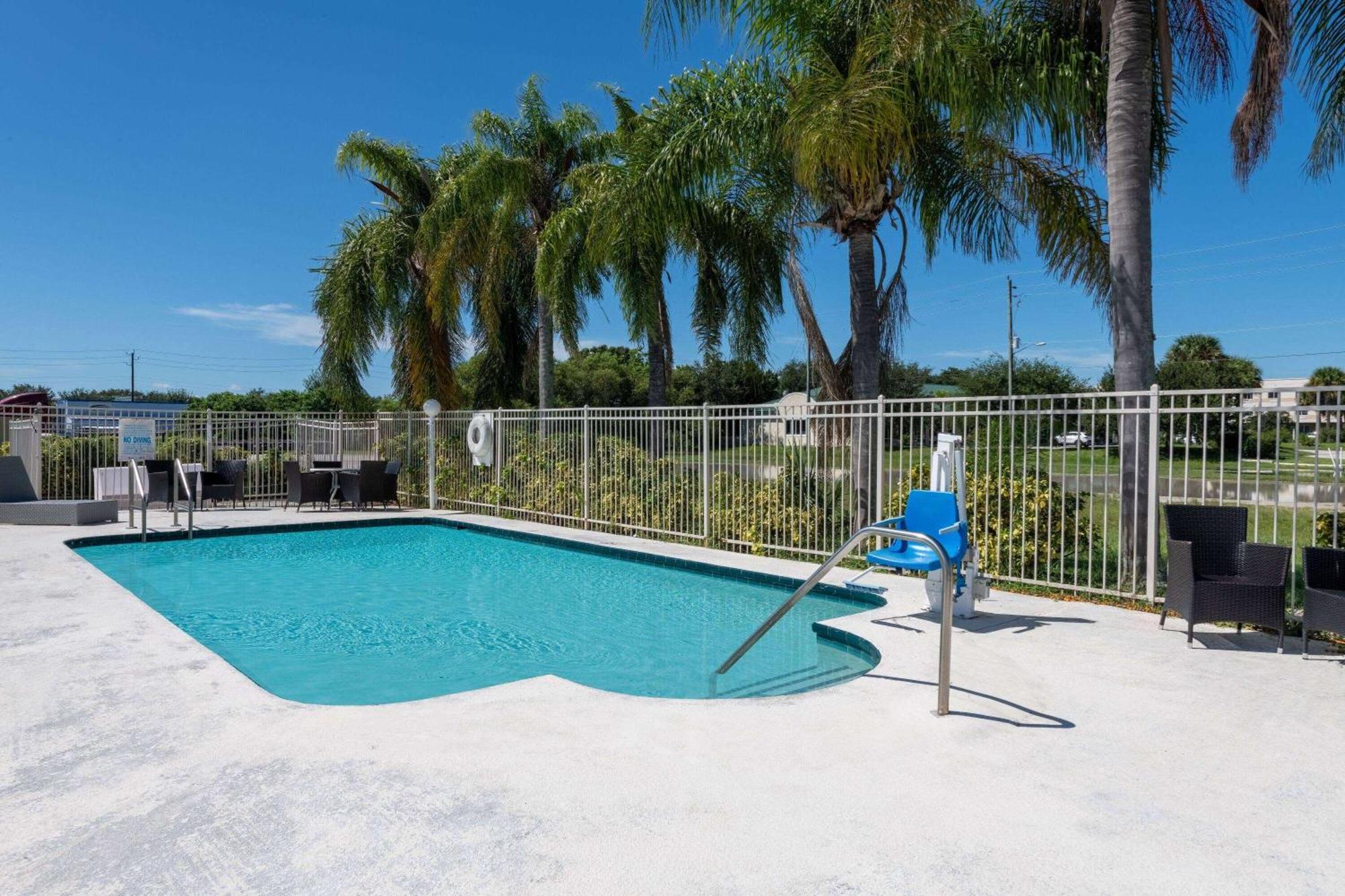 Howard Johnson By Wyndham Vero Beach/I-95 Bagian luar foto