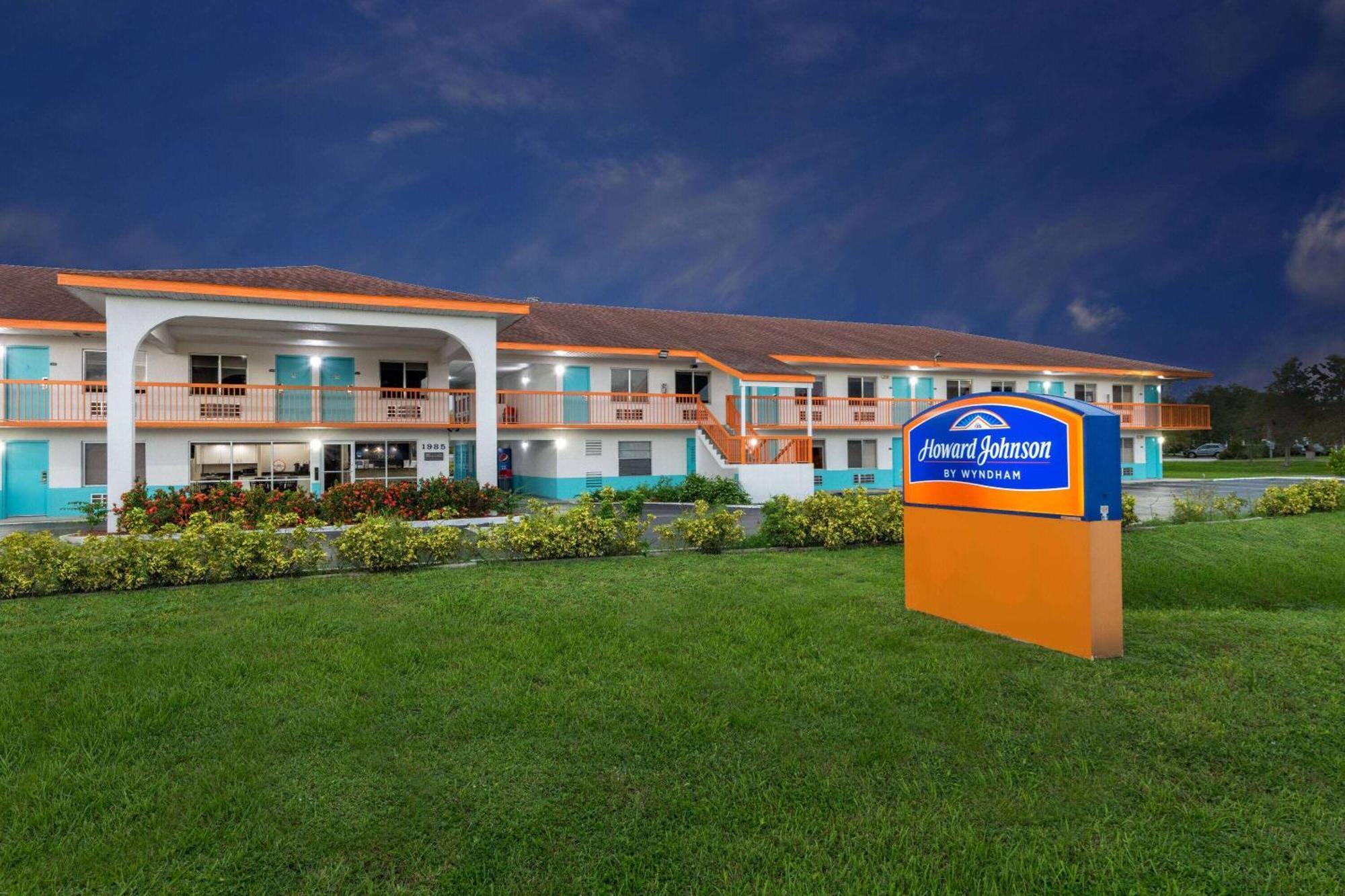 Howard Johnson By Wyndham Vero Beach/I-95 Hotel Bagian luar foto