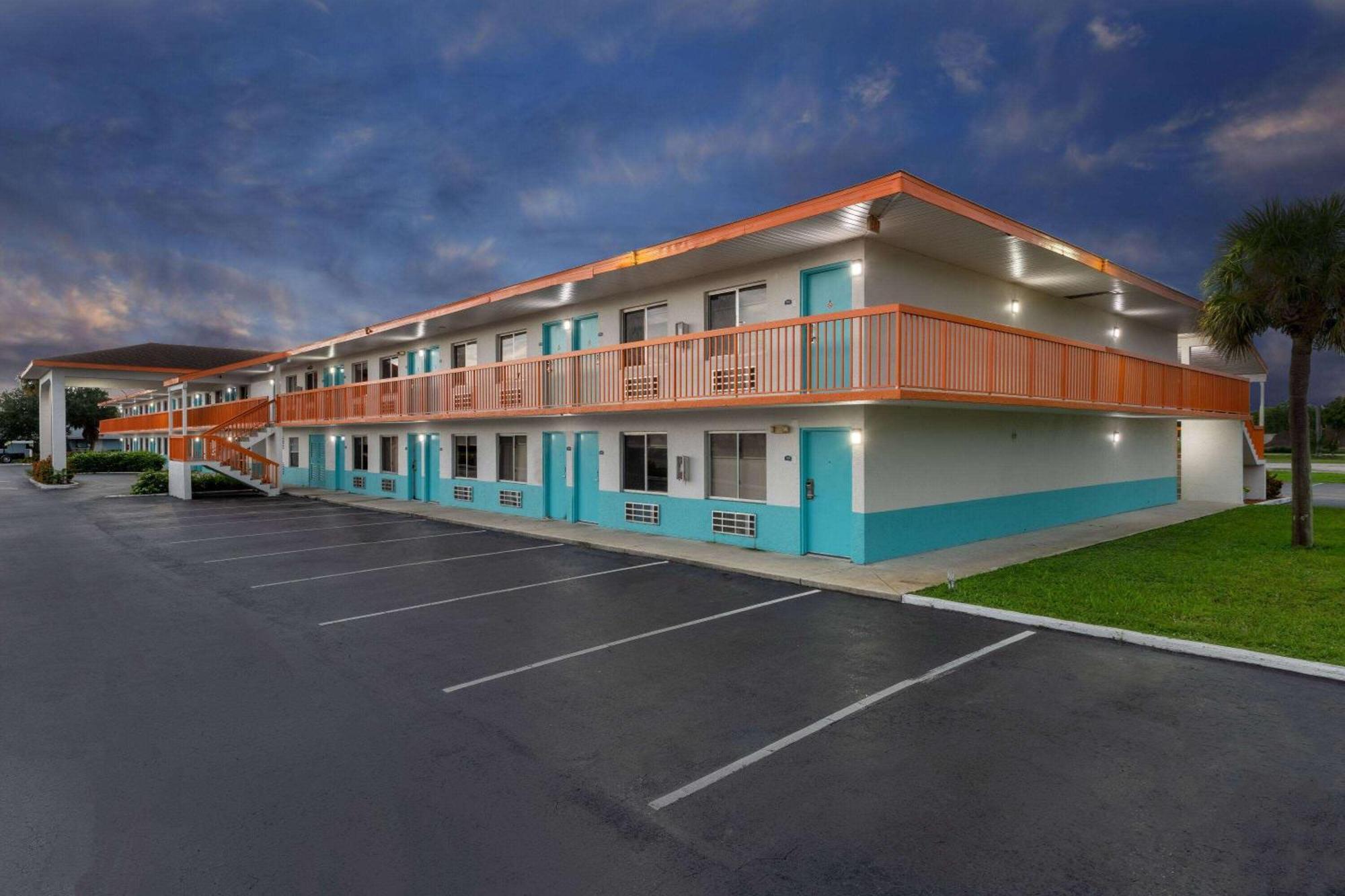 Howard Johnson By Wyndham Vero Beach/I-95 Bagian luar foto